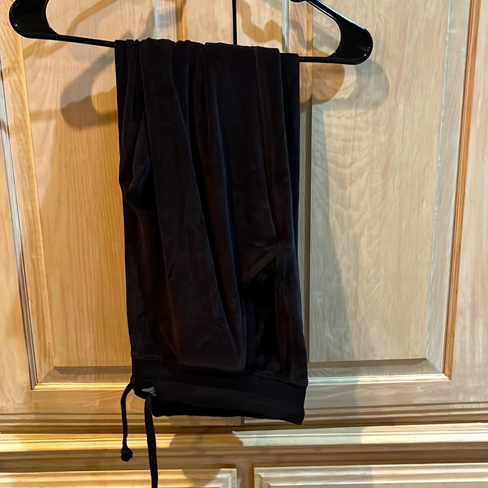 FashionNova Sweatpants (BLACK) never worn. Very soft!!
